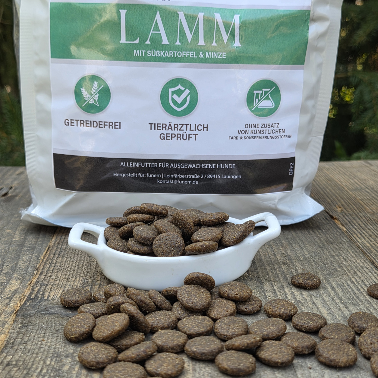 Trockenfutter Kroketten Lamm im Napf mit Verpackung von funem