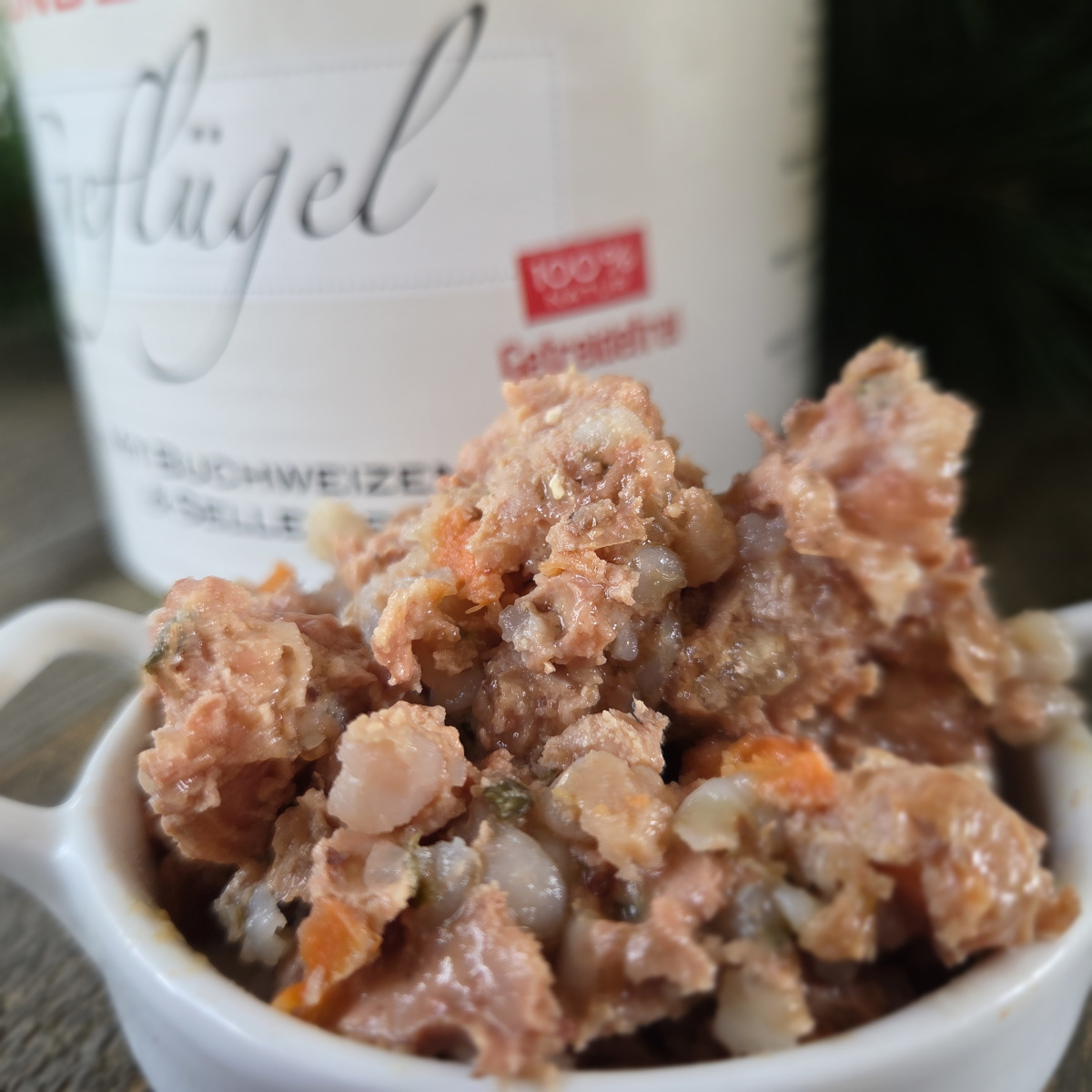 Brimo Geflügel mit Buchweizen Nassfutter – serviert in Schüssel, zarte Fleischstücke mit Buchweizen sichtbar