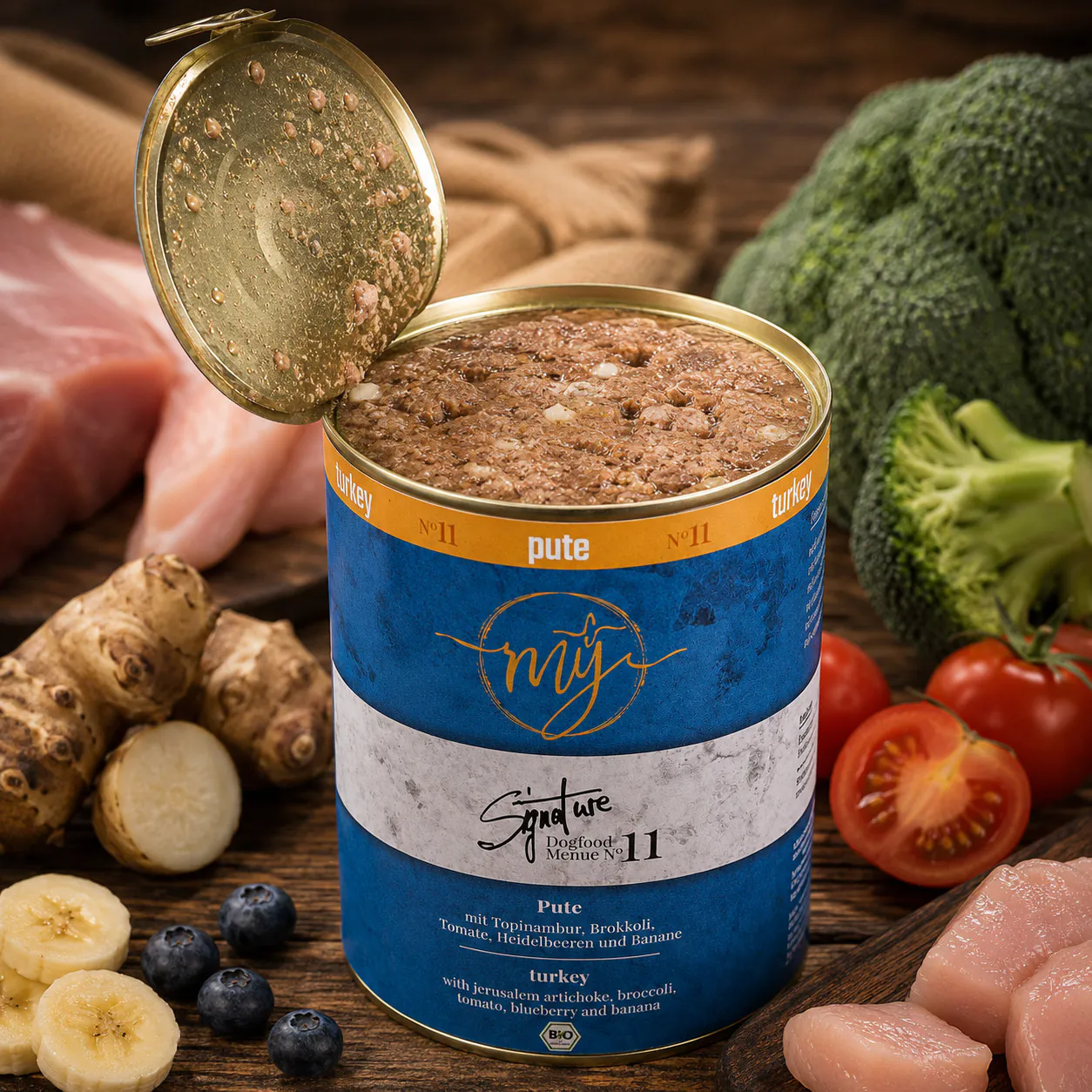 Geöffnete Dose mÿ Signature Menü No. 11 Pute mit Puten-Nassfutter sowie Topinambur, Brokkoli, Heidelbeeren, Tomaten und Banane