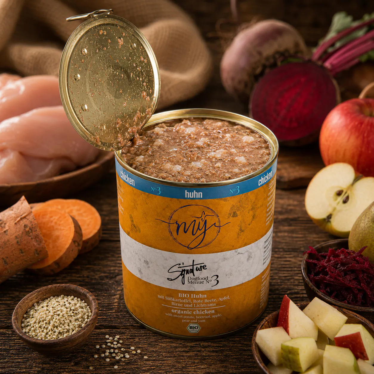 Geöffnete Dose mÿ Signature Menü No. 3 Huhn mit Hühner-Nassfutter sowie Süßkartoffel, Roter Beete, Apfel, Birne und Lichtyams