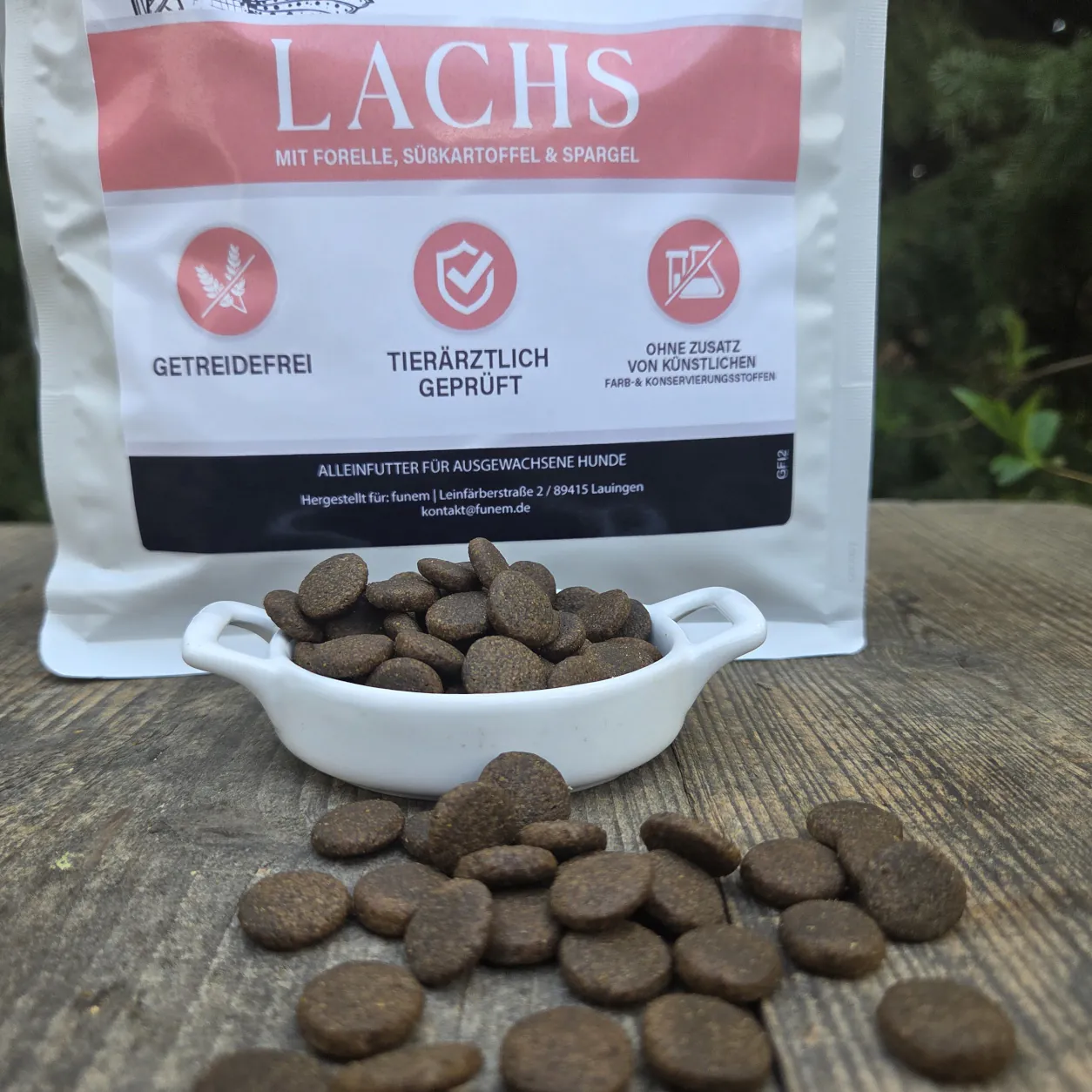 Trockenfutter Kroketten Adult Lachs und Forelle im Napf vor der Verpackung von funem