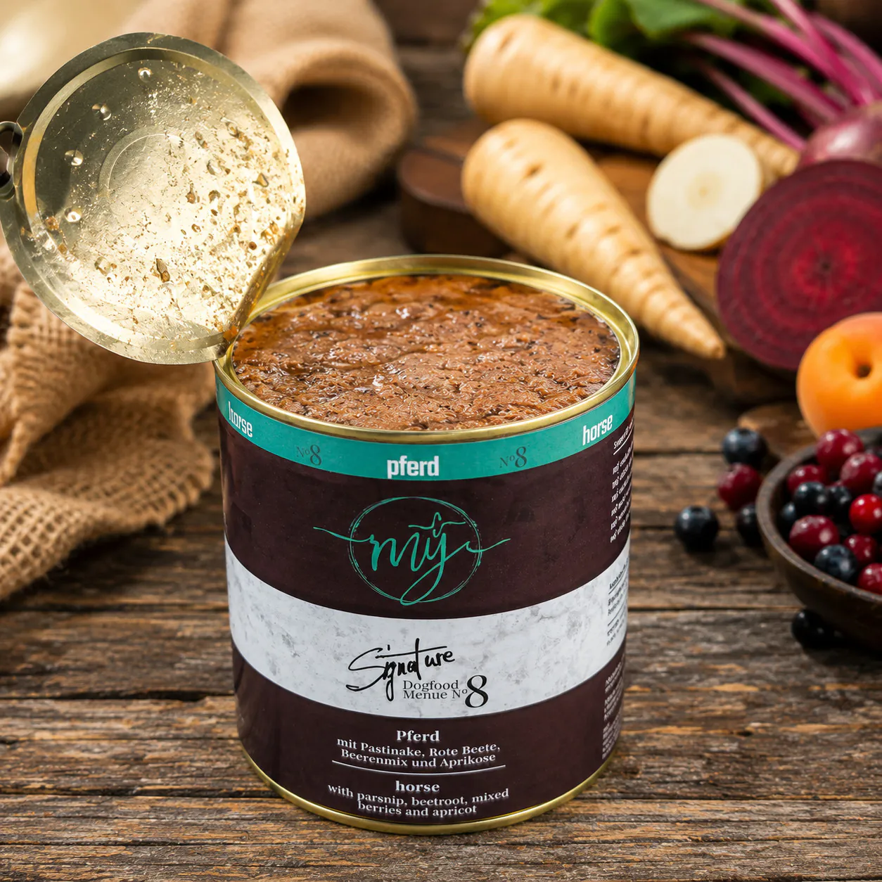 Geöffnete Dose my Signature Menü No. 8 Pferd mit Pferde-Nassfutter sowie Pastinake, Roter Beete und Beeren