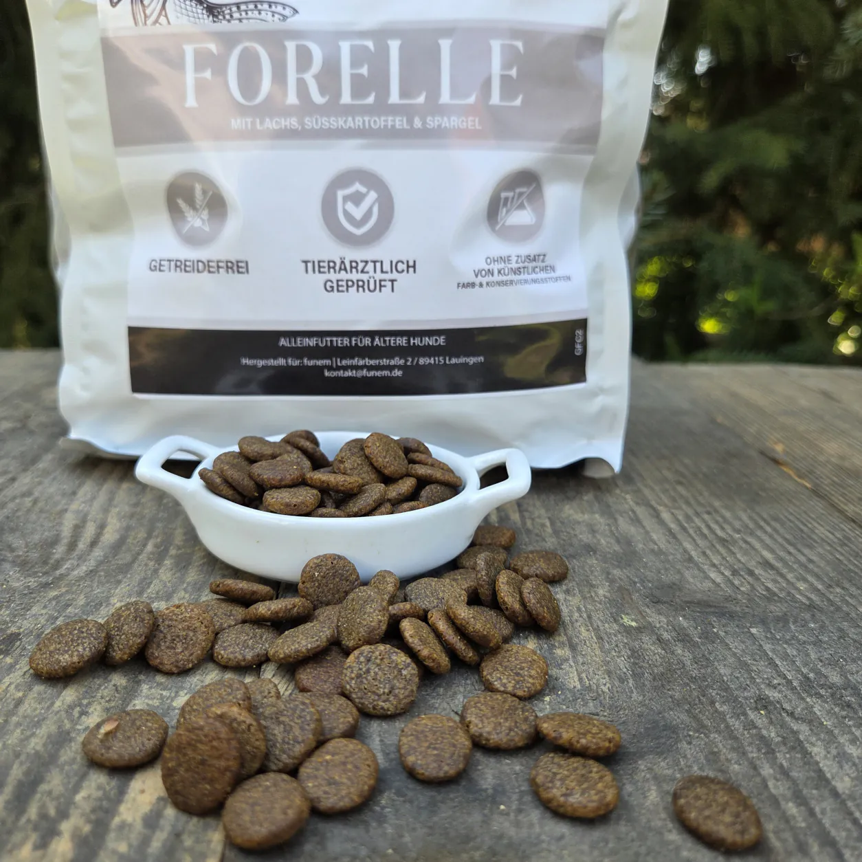 Trockenfutter Kroketten Senior Forelle mit Lachs im Napf mit Verpackung von funem