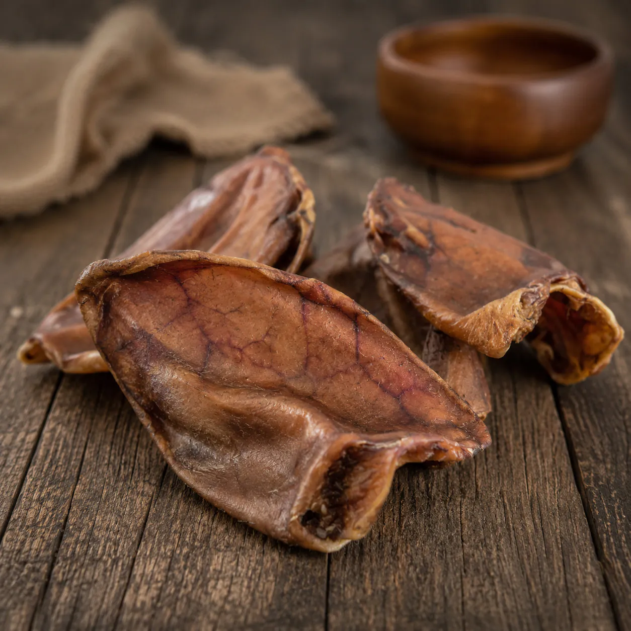 Iberico Schweineohren Pata Negra auf Holzuntergrund