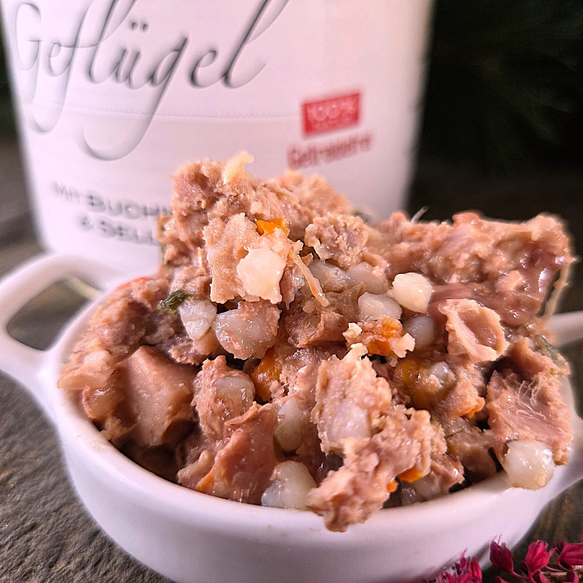 Brimo Geflügel mit Buchweizen Nassfutter – serviert in Schüssel, zarte Fleischstücke mit Buchweizen sichtbar