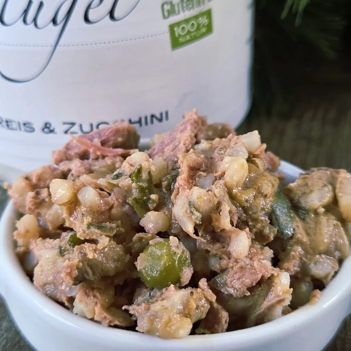 Brimo Geflügel mit Reis Nassfutter – serviert in Schüssel, Geflügelstücke mit Reis und Erbsen sichtbar