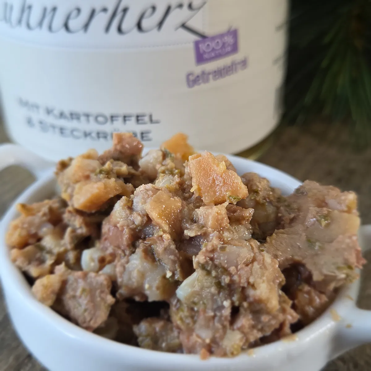 Brimo Hühnerherz mit Kartoffel Nassfutter – serviert in Schüssel, Hühnerherzstücke mit Kartoffel erkennbar