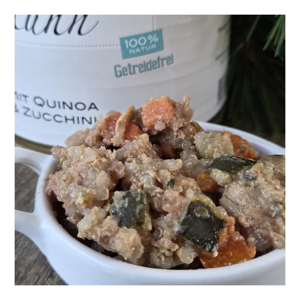 Brimo Huhn mit Quinoa Nassfutter für Hunde – serviert in Schüssel, Hühnerstücke und Quinoa sichtbar