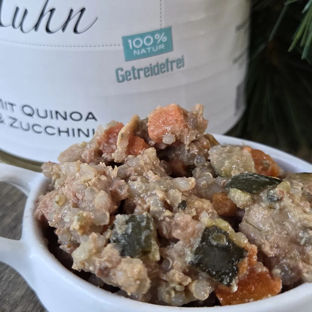 Brimo Huhn mit Quinoa Nassfutter für Hunde – serviert in Schüssel, Hühnerstücke, Quinoa und Zucchini sichtbar