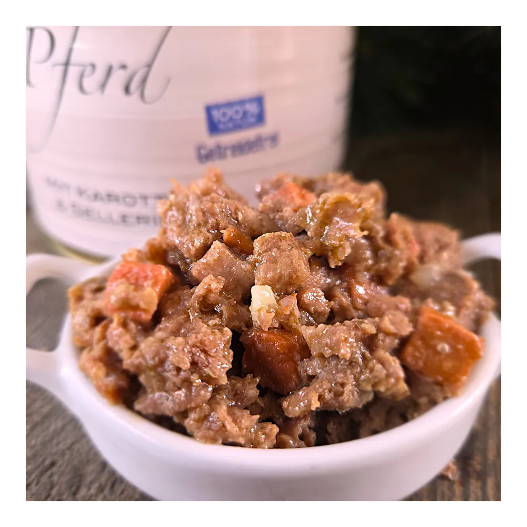 Brimo Pferd mit Karotte Nassfutter – serviert in Schüssel, Pferdefleischstücke und Karotten sichtbar