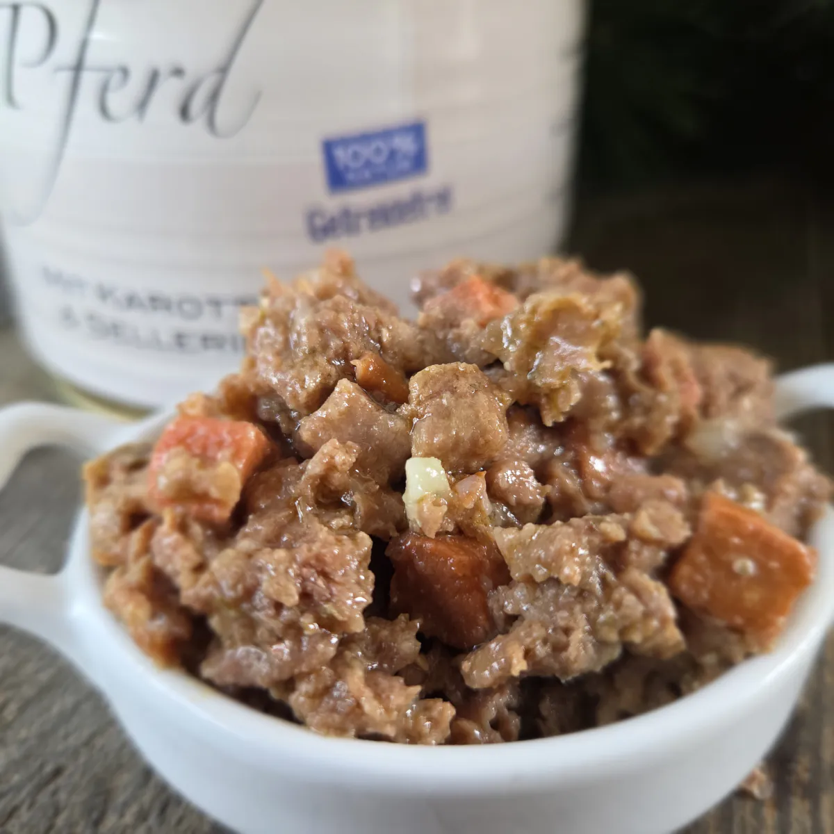 Brimo Pferd mit Karotte Nassfutter – serviert in Schüssel, Pferdefleischstücke und Karotten sichtbar