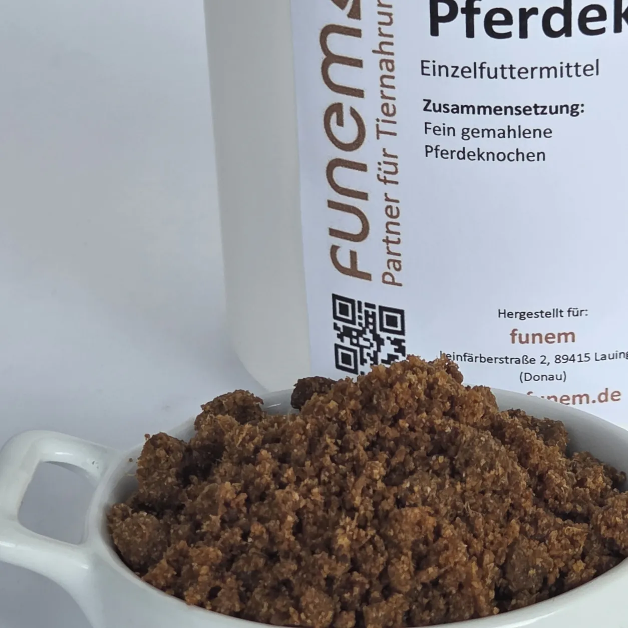 Detailaufnahme von Pferdeknochenmehl aus dem Nachfüllpack von funem