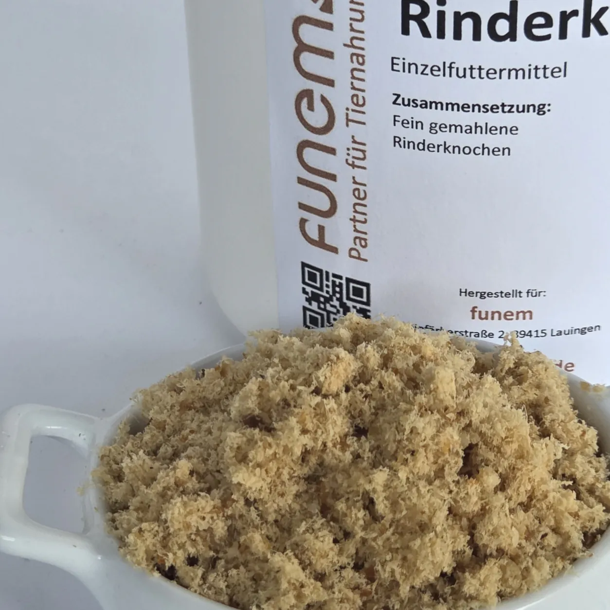 Detailaufnahme von Rinderknochenmehl aus dem Nachfüllpack von funem