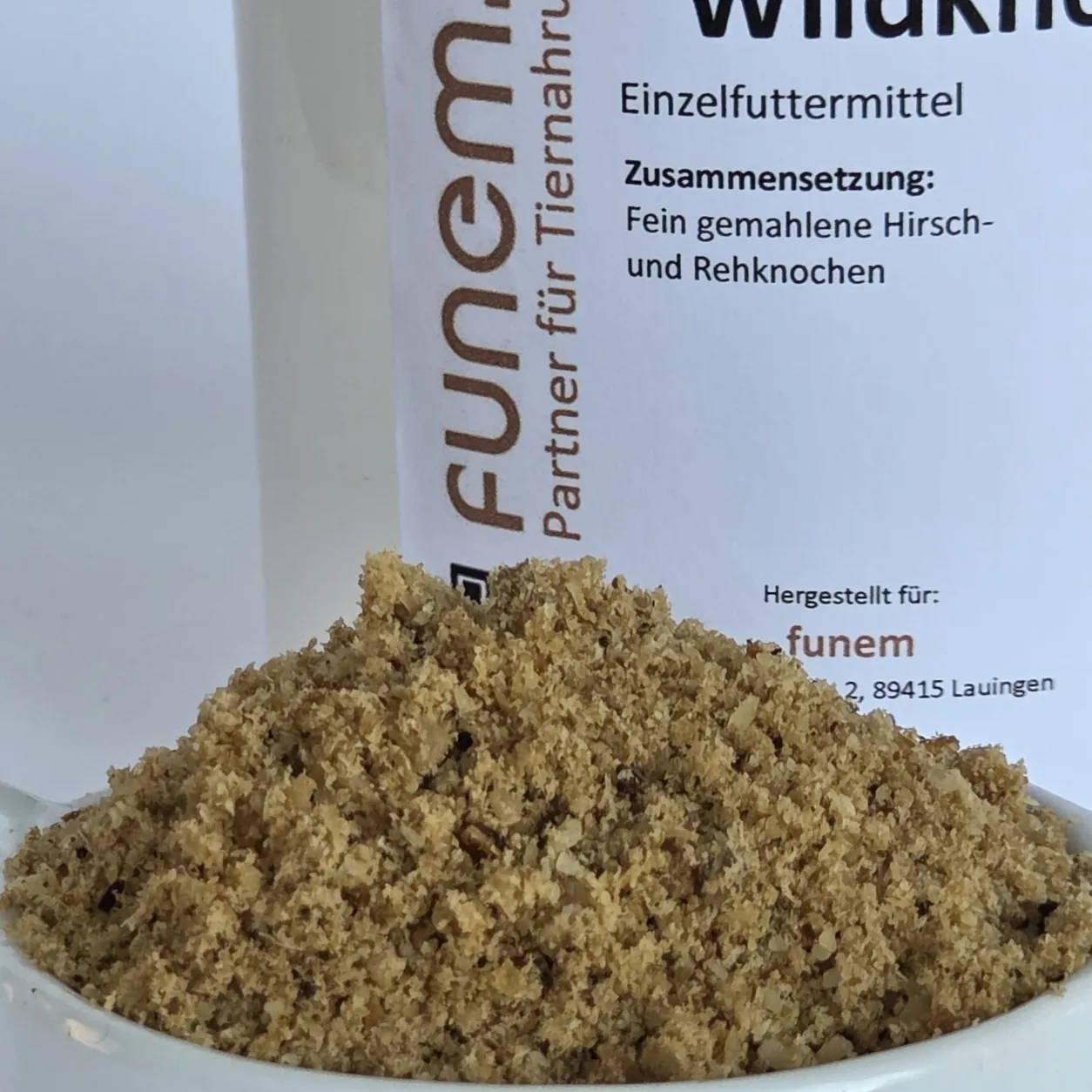 Detailaufnahme von Wildknochenmehl aus Hirsch und Reh aus dem Nachfüllpack von funem