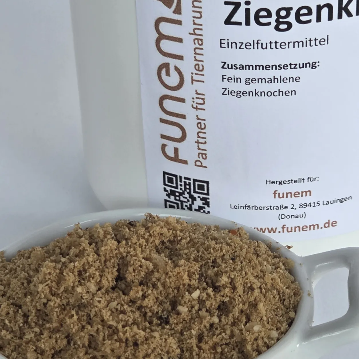 Detailaufnahme von Ziegenknochenmehl aus dem Nachfüllpack von funem