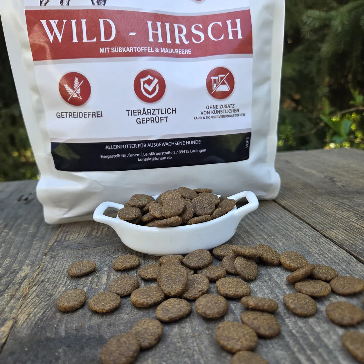 Kroketten vom Trockenfutter Wild Hirsch im Napf vor der Verpackung von funem