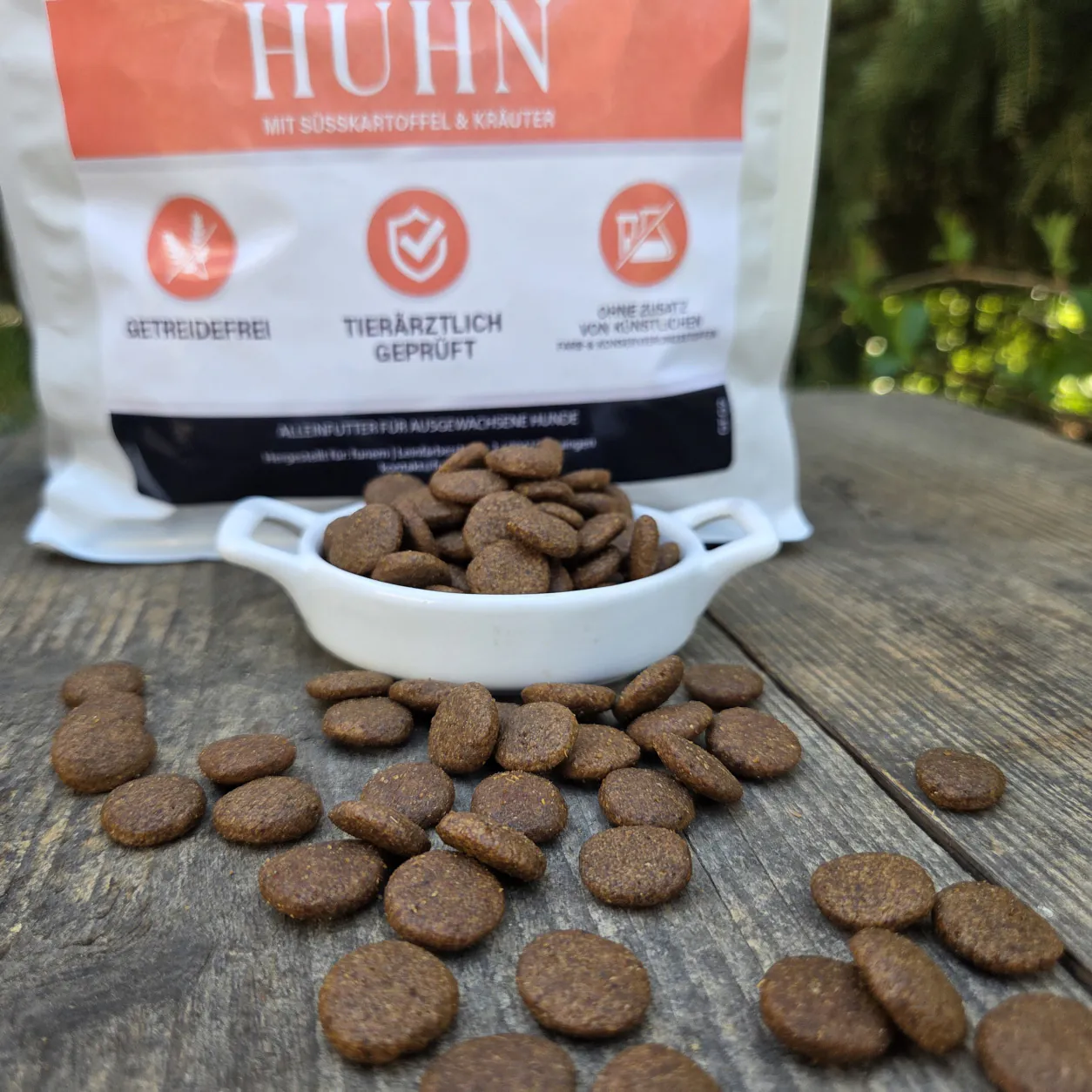 Kroketten vom Trockenfutter Huhn im Napf vor der Produktverpackung von funem