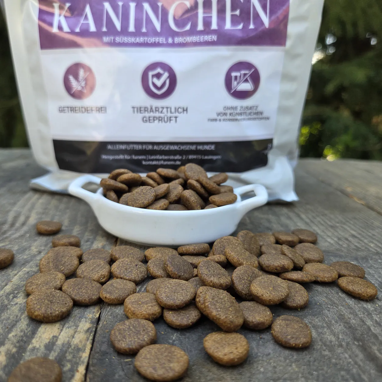 Trockenfutter Kroketten Kaninchen im Napf mit Verpackung von funem