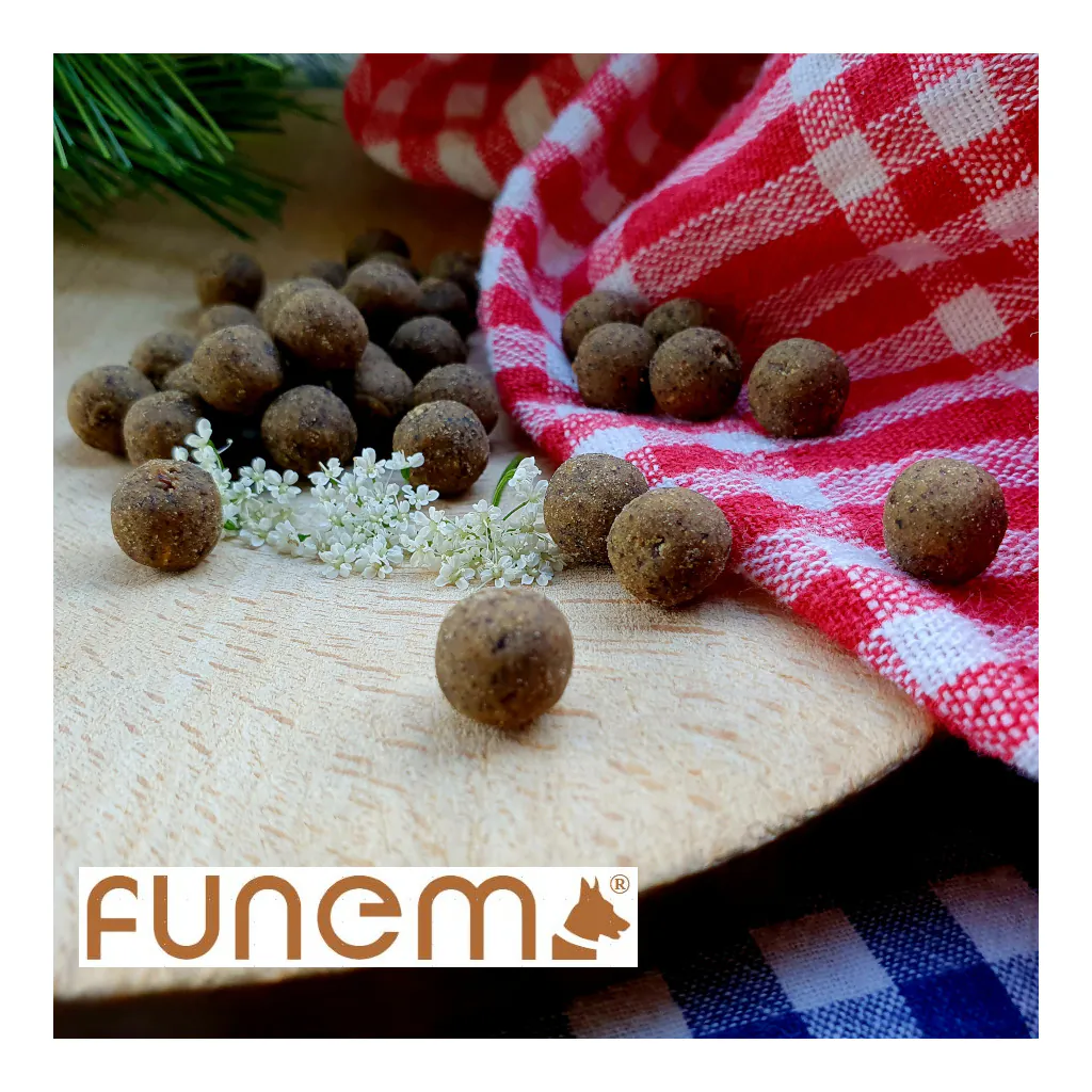 Weiche Soft-Leckerlis für Hunde von funem – natürliche Belohnung auf Holzbrett mit rot-weißem Tuch