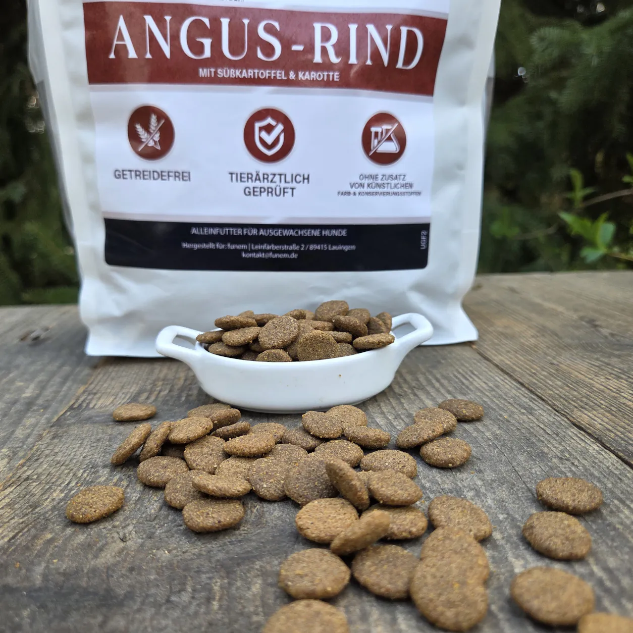 Trockenfutter Kroketten Angus Rind im Napf vor Verpackung von funem