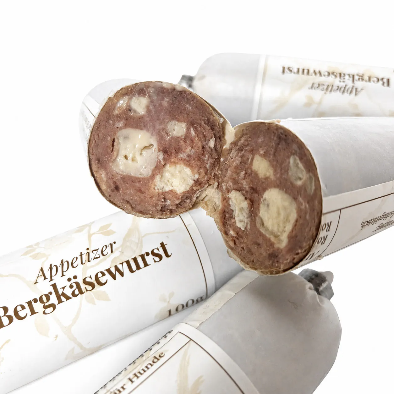 Aufgeschnittene my Appetizer Bergkäsewurst mit sichtbaren Bergkäsestücken und Fleischstruktur