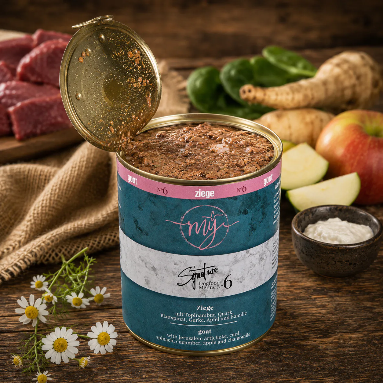 Geöffnete Dose my Signature Menü No. 6 Ziege mit Ziegen-Nassfutter sowie Topinambur, Quark, Blattspinat und Gurke